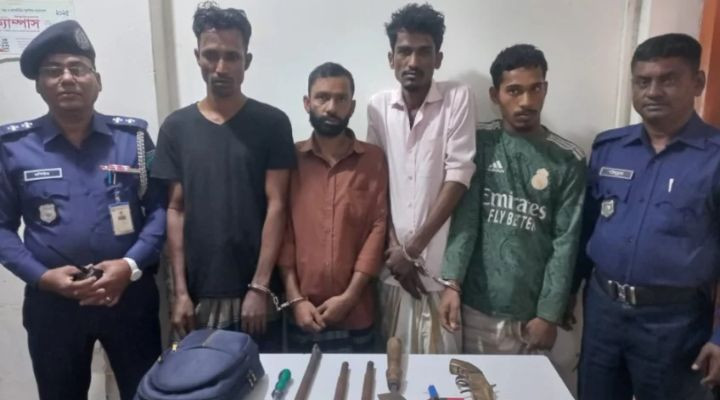 কেরানীগঞ্জে অস্ত্রসহ চার ডাকাত গ্রেপ্তার